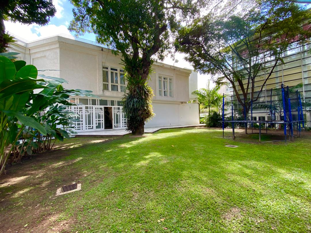 Se Alquila Casa 1400m² 5h+s/ 5b+s/ 10e La Floresta 1