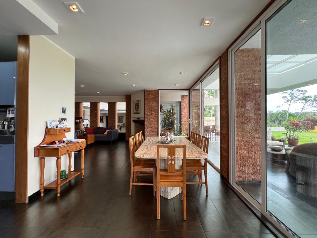 Se vende casa 2000m² 6h/7b/715p La Lagunita 5
