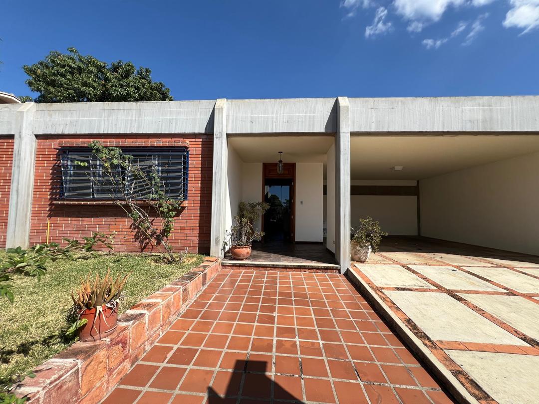 Se vende casa 1000m² 4h+s/6b+s/4p Colinas de Tamanaco - Otras fotos