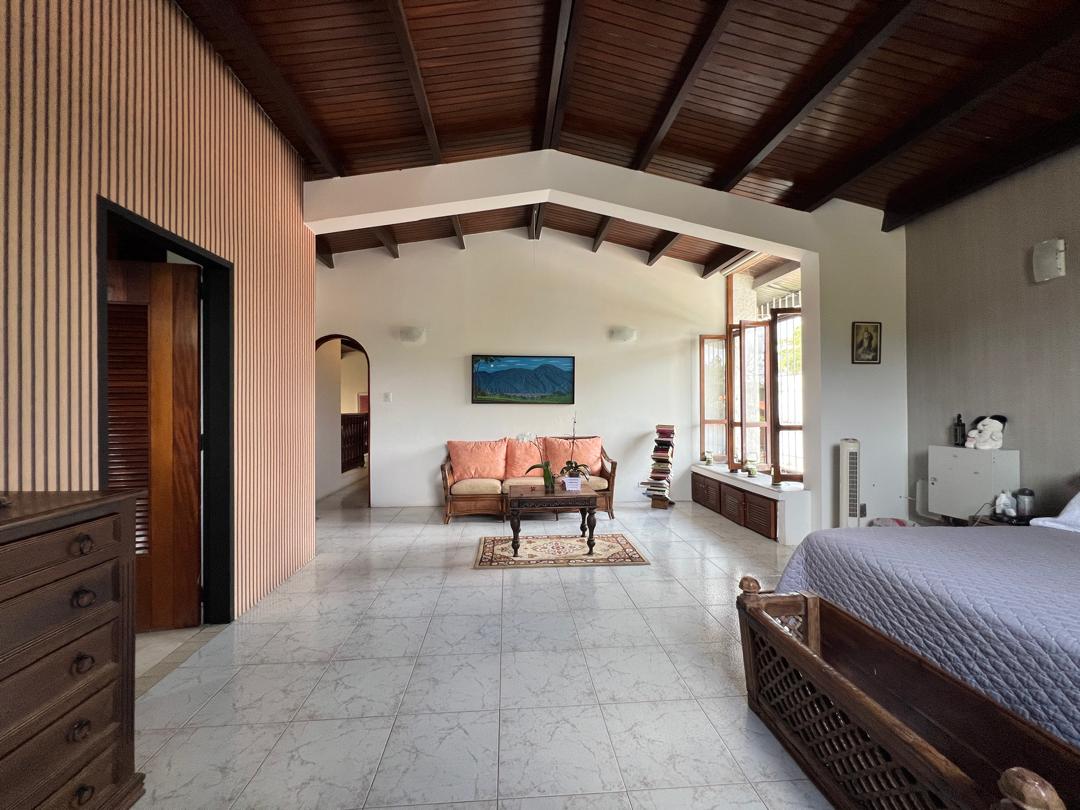 Se vende casa 1102m² 4h+2s/4b+s/5p Prados del Este 2