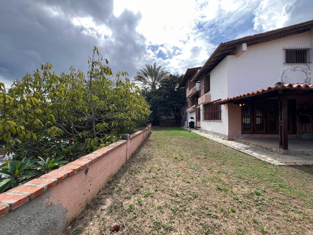 Se vende casa 842,83m² 4h+s/4.5b+s/4p Prados del Este 5