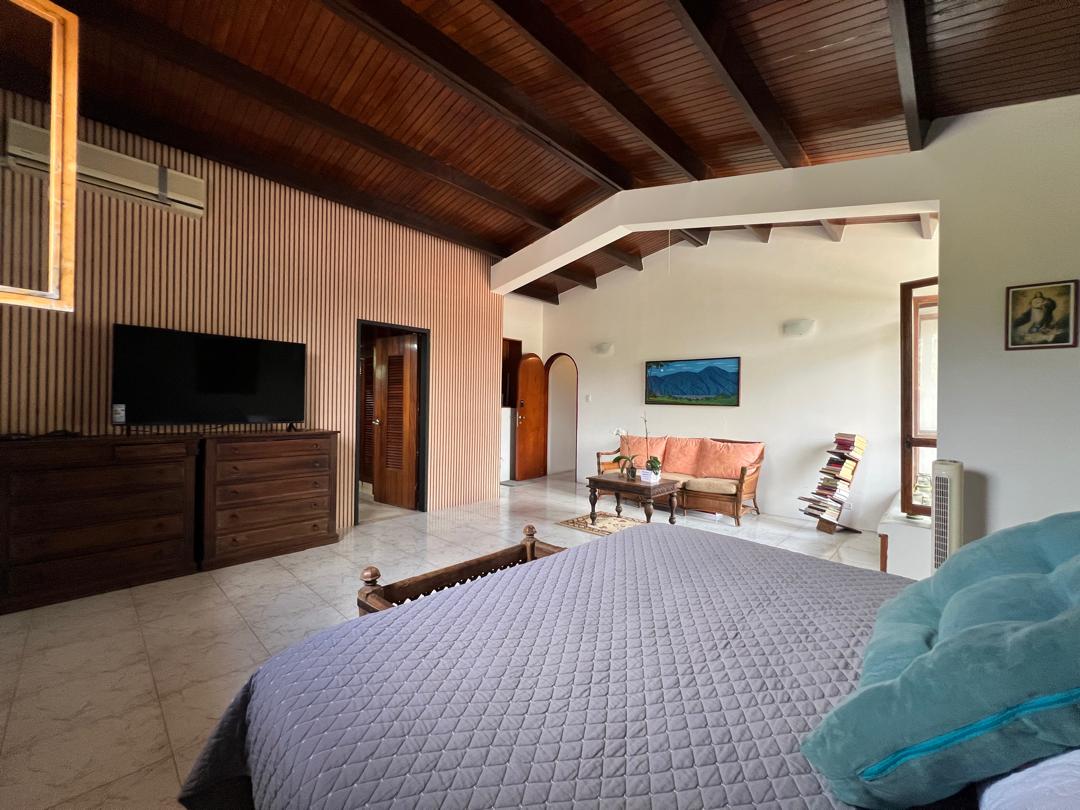Se vende casa 1102m² 4h+2s/4b+s/5p Prados del Este 3
