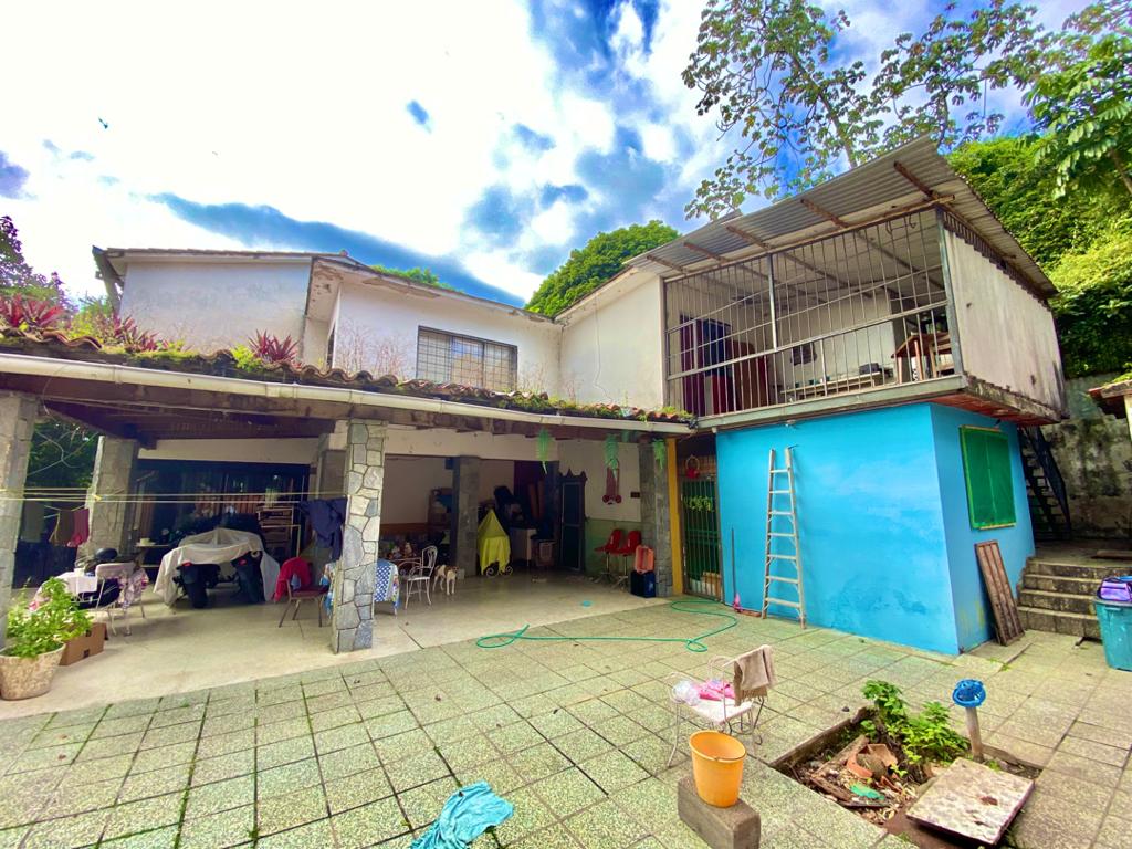 Se vende terreno 1258m² en Alta Florida 4