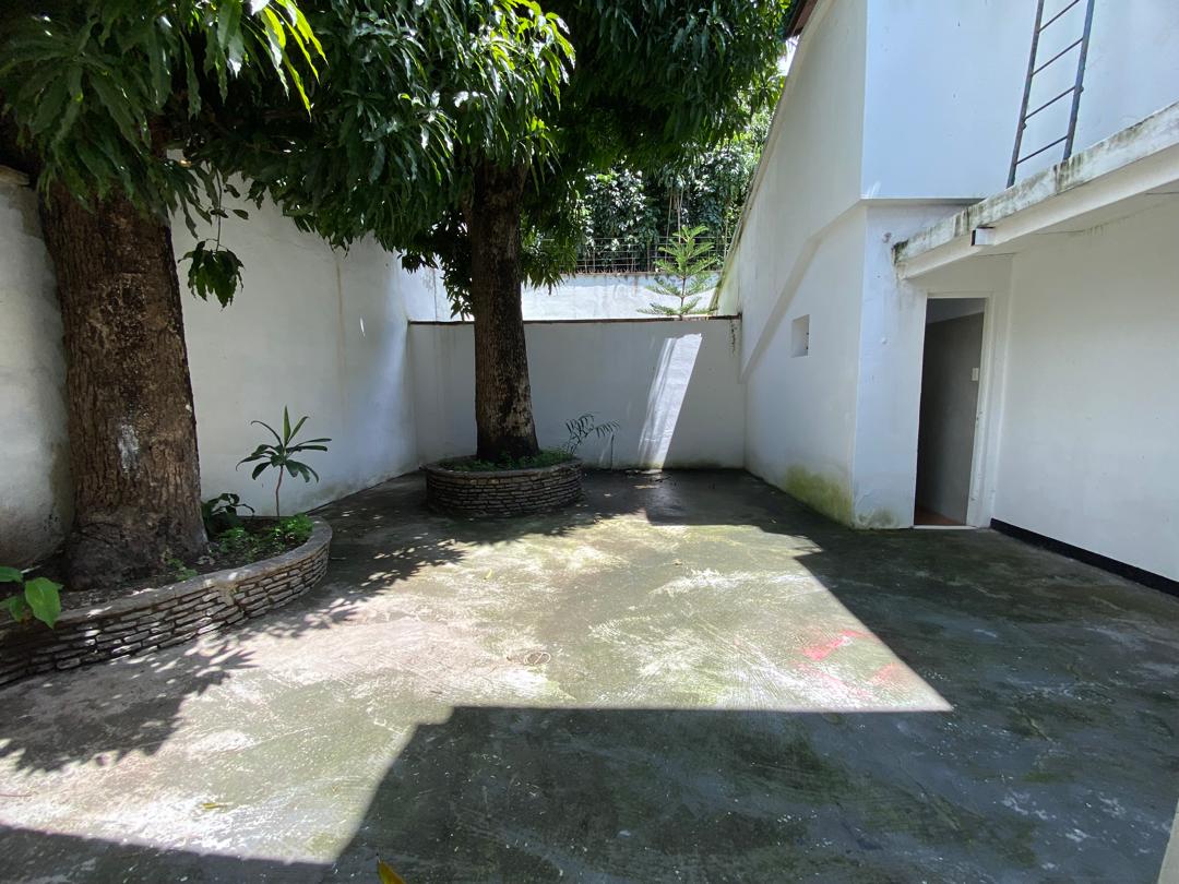 Se Alquila Planta Baja de Casa 480m² 4h+s/ 3b+s/4e en Altamira 2