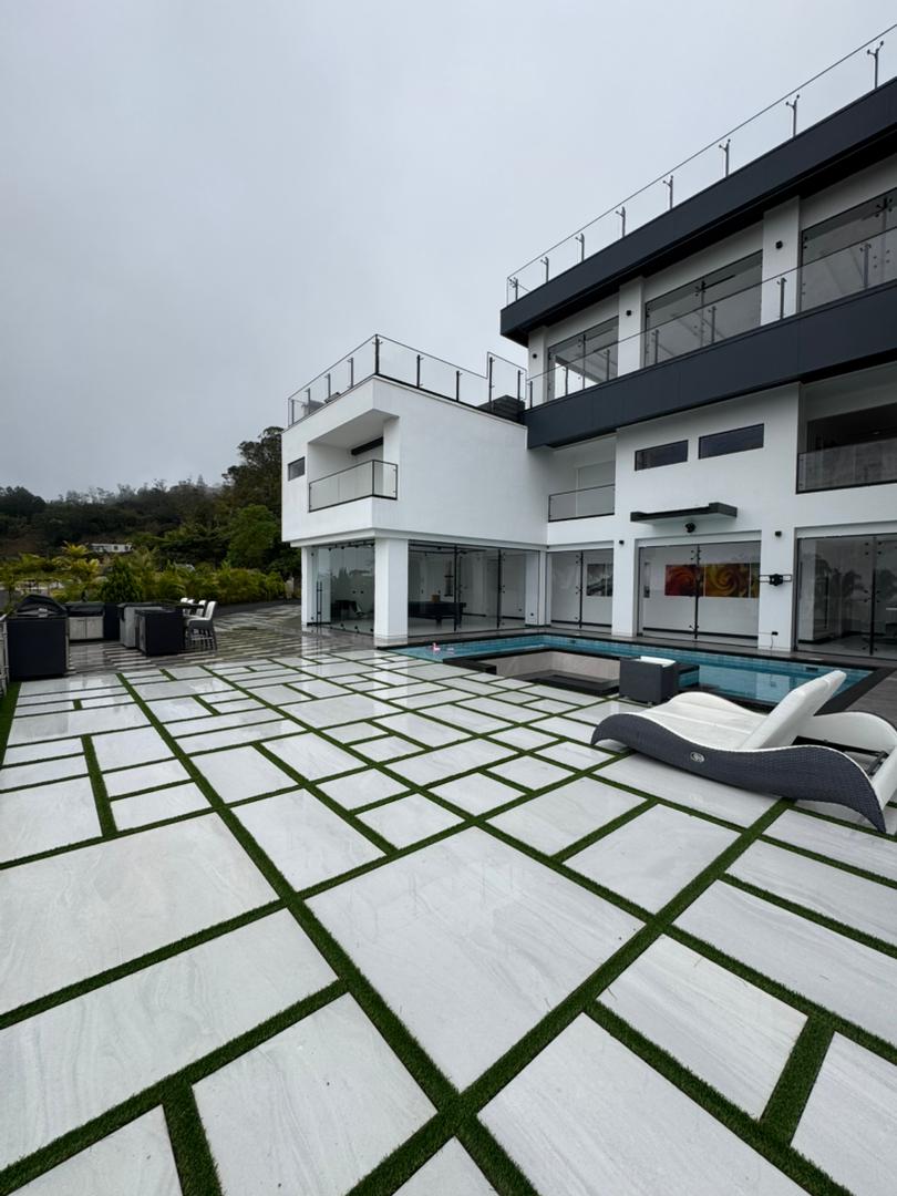 Se vende casa 2300m² 6h+6s/12b/12p Alto Hatillo 1
