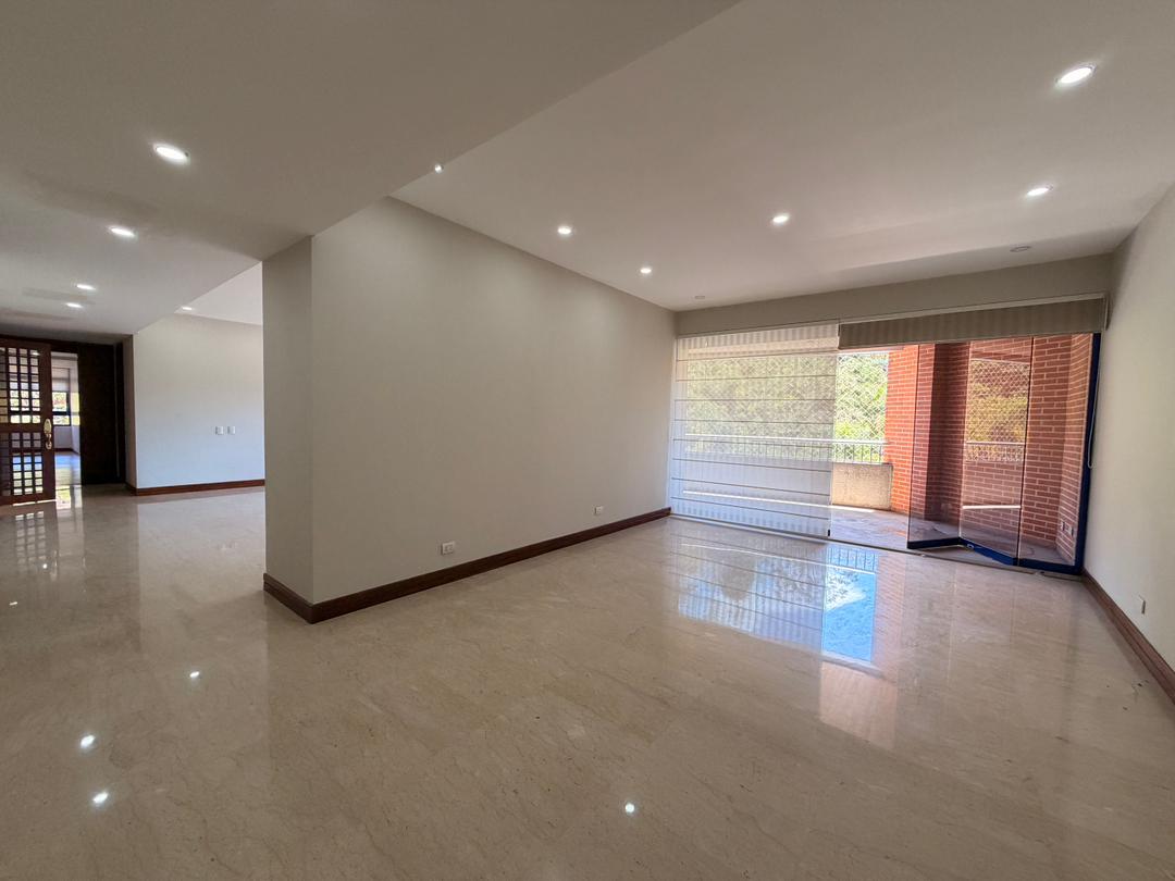 Se alquila Apto 331m² 4h+s/4b+s/4p La Lagunita 4