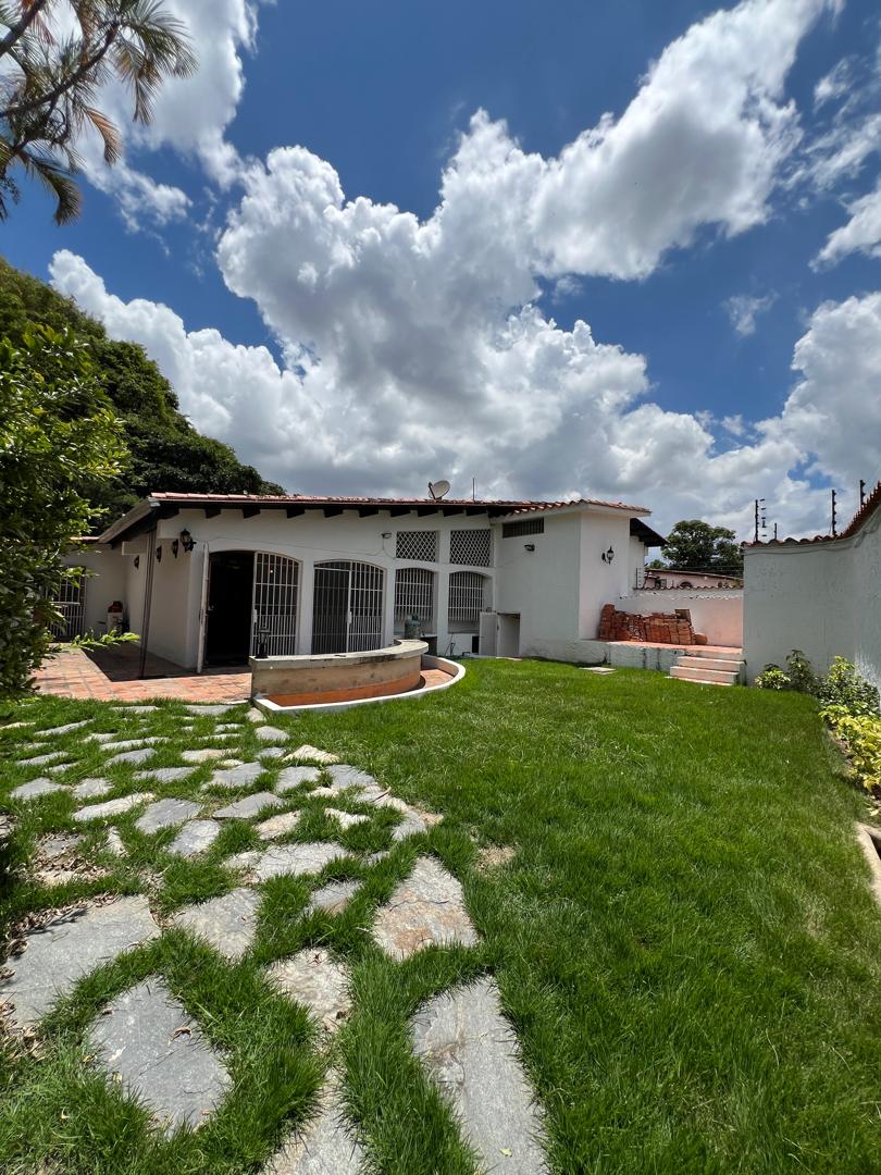 Se vende casa 1102m² 4h+2s/4b+s/5p Prados del Este 1