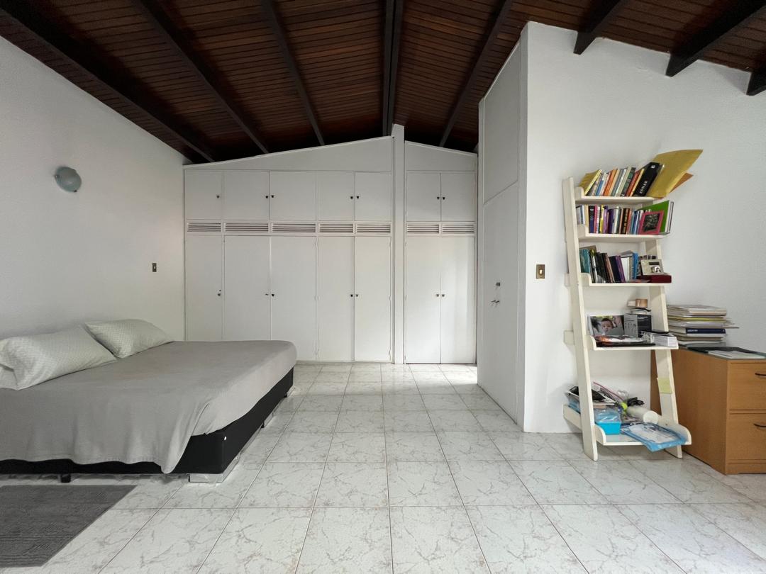 Se vende casa 1102m² 4h+2s/4b+s/5p Prados del Este 5