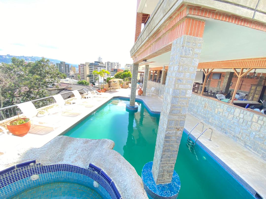 Se Vende/ Alquila de casa en Las Palmas 1000m² - 7h/9b/6pe 2