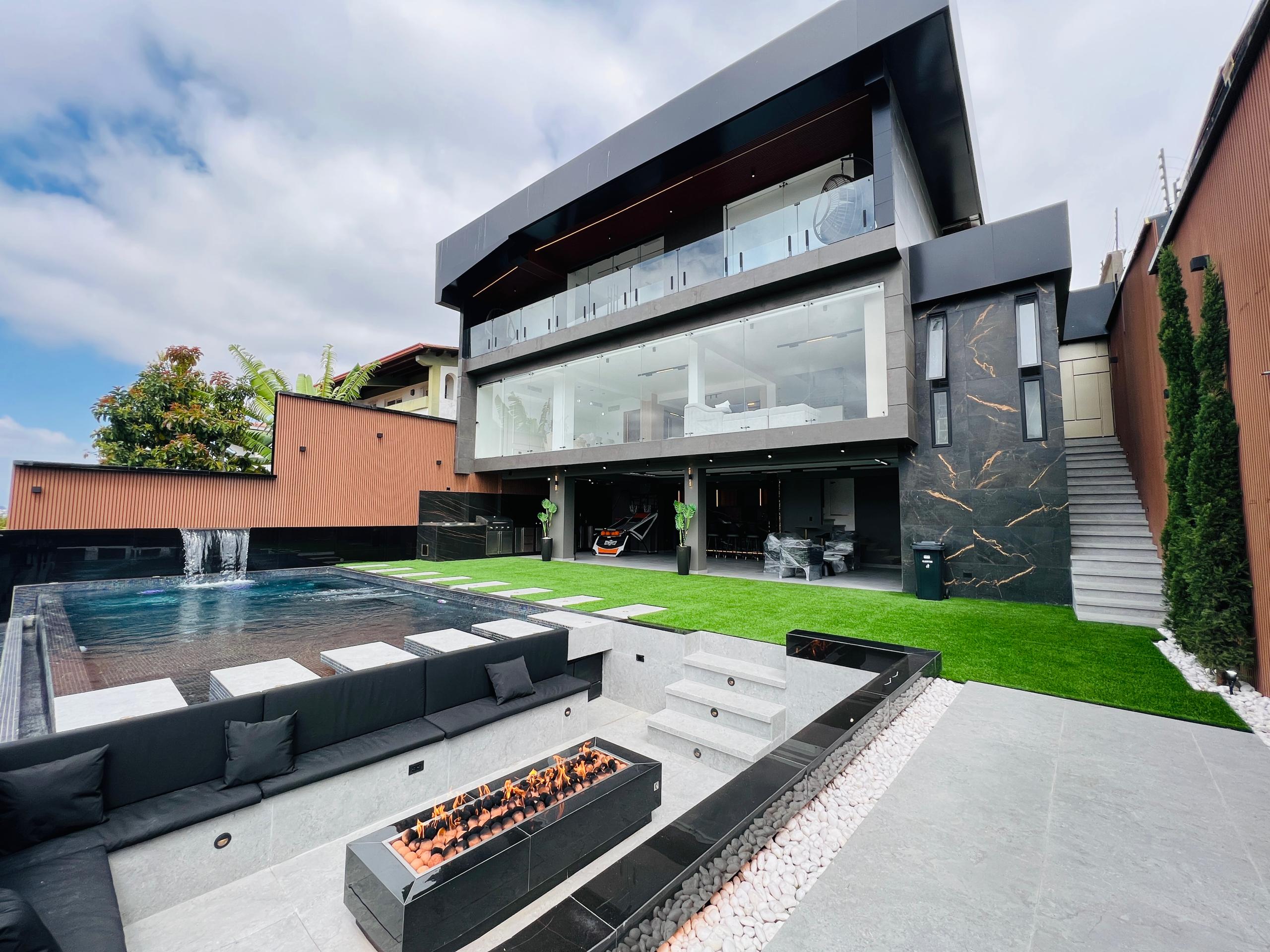 Se vende casa 900m² 6h/5b/5p Los Narajos del Cafetal 1