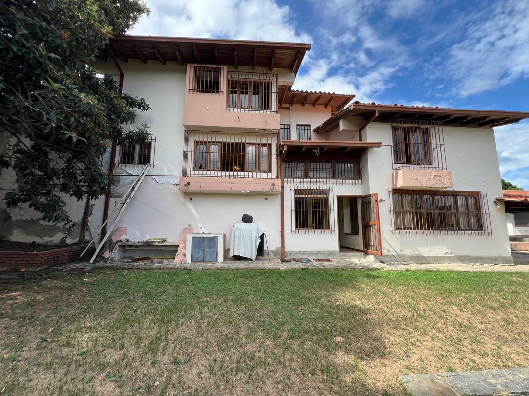 Se vende casa 842,83m² 4h+s/4.5b+s/4p Prados del Este 1