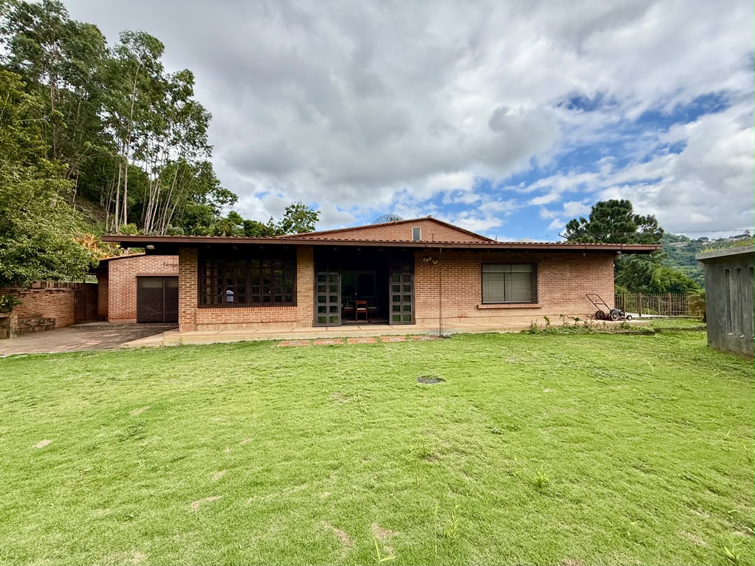 Se vende casa 2058m² 4h+2s/3b+s/8p Cerro Verde 2