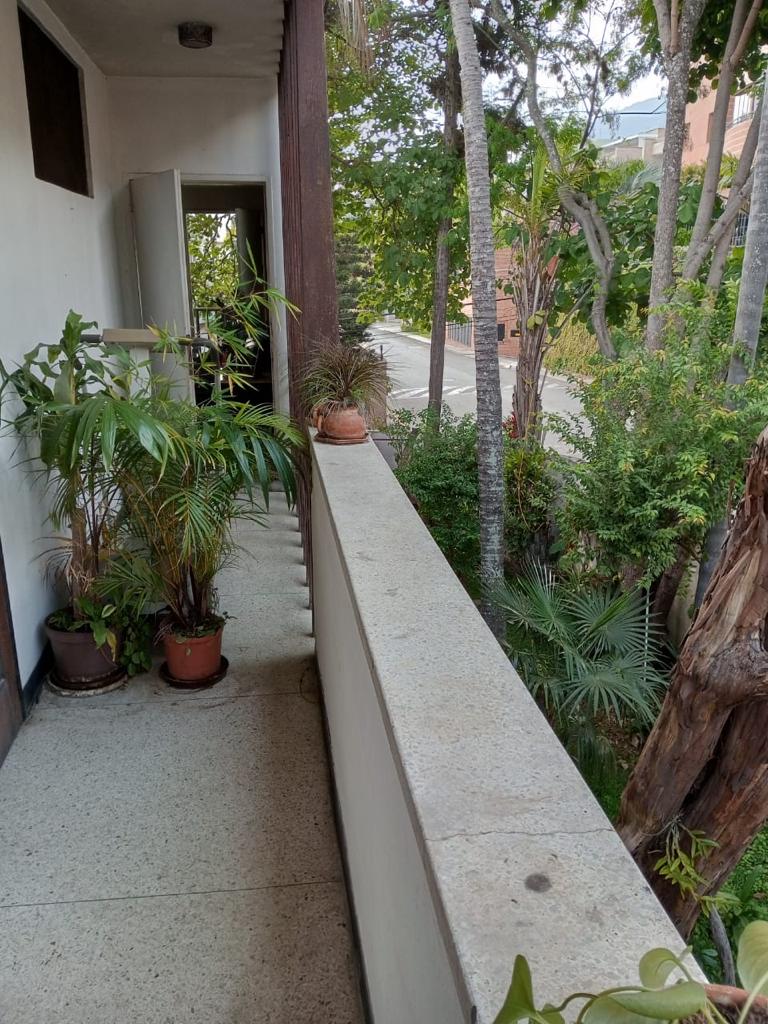 Se vende casa 620m²  10h/6b en Los Palos Grandes - Otras fotos