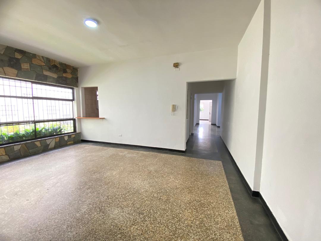 Se Alquila Planta Baja de Casa 480m² 4h+s/ 3b+s/4e en Altamira 4