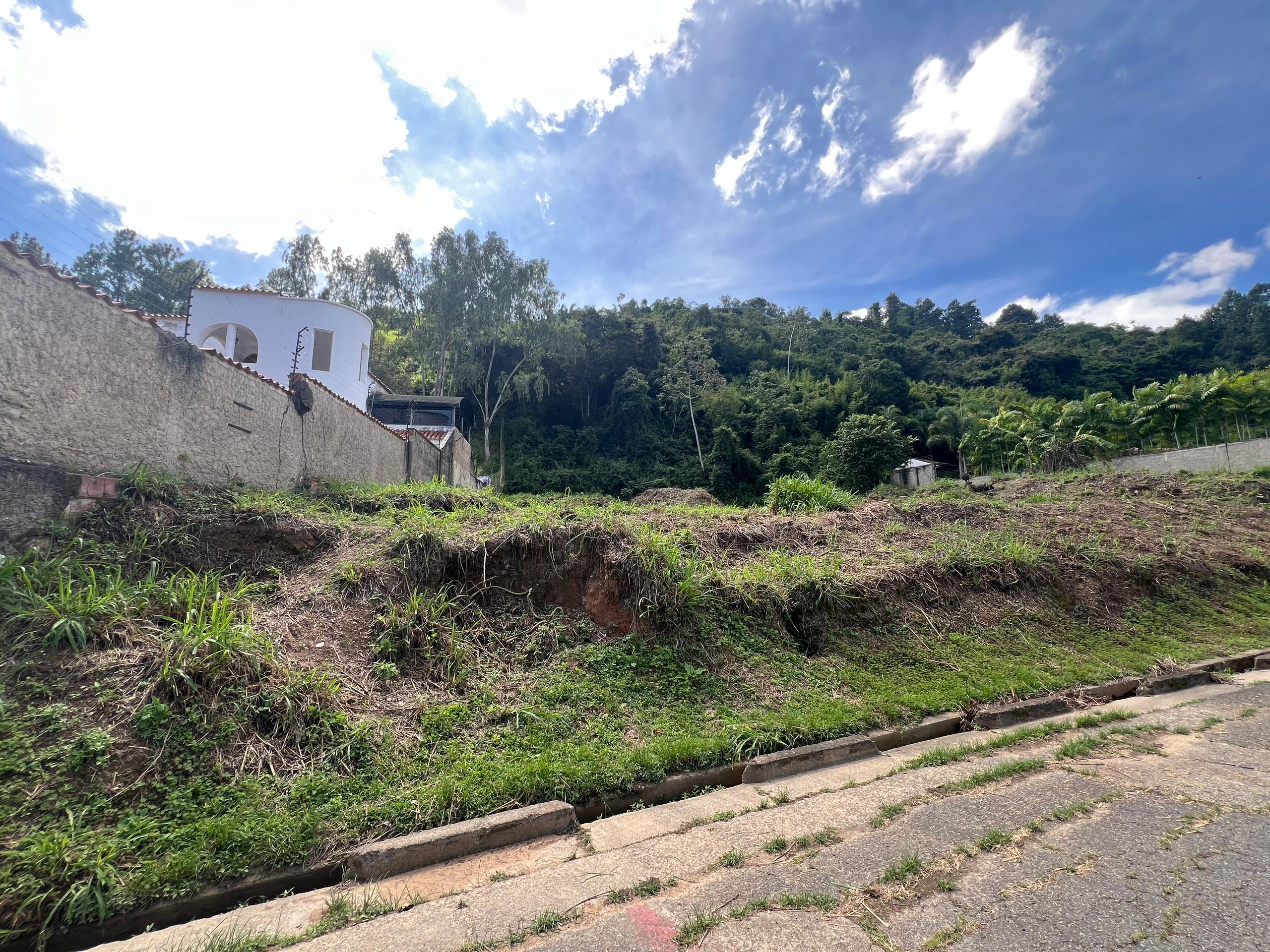 Se Vende Terreno 1850m² Cerro verde 5