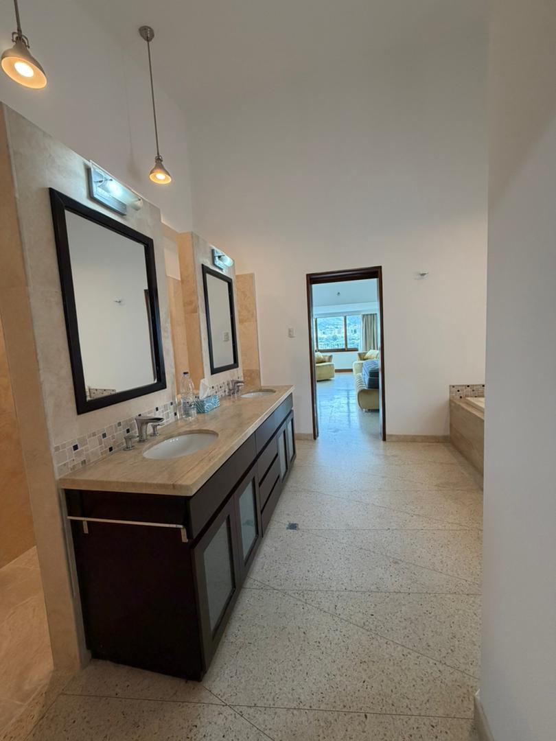 Se vende casa 1400m² 4h/4b/4p Lomas de Chuao - Otras fotos
