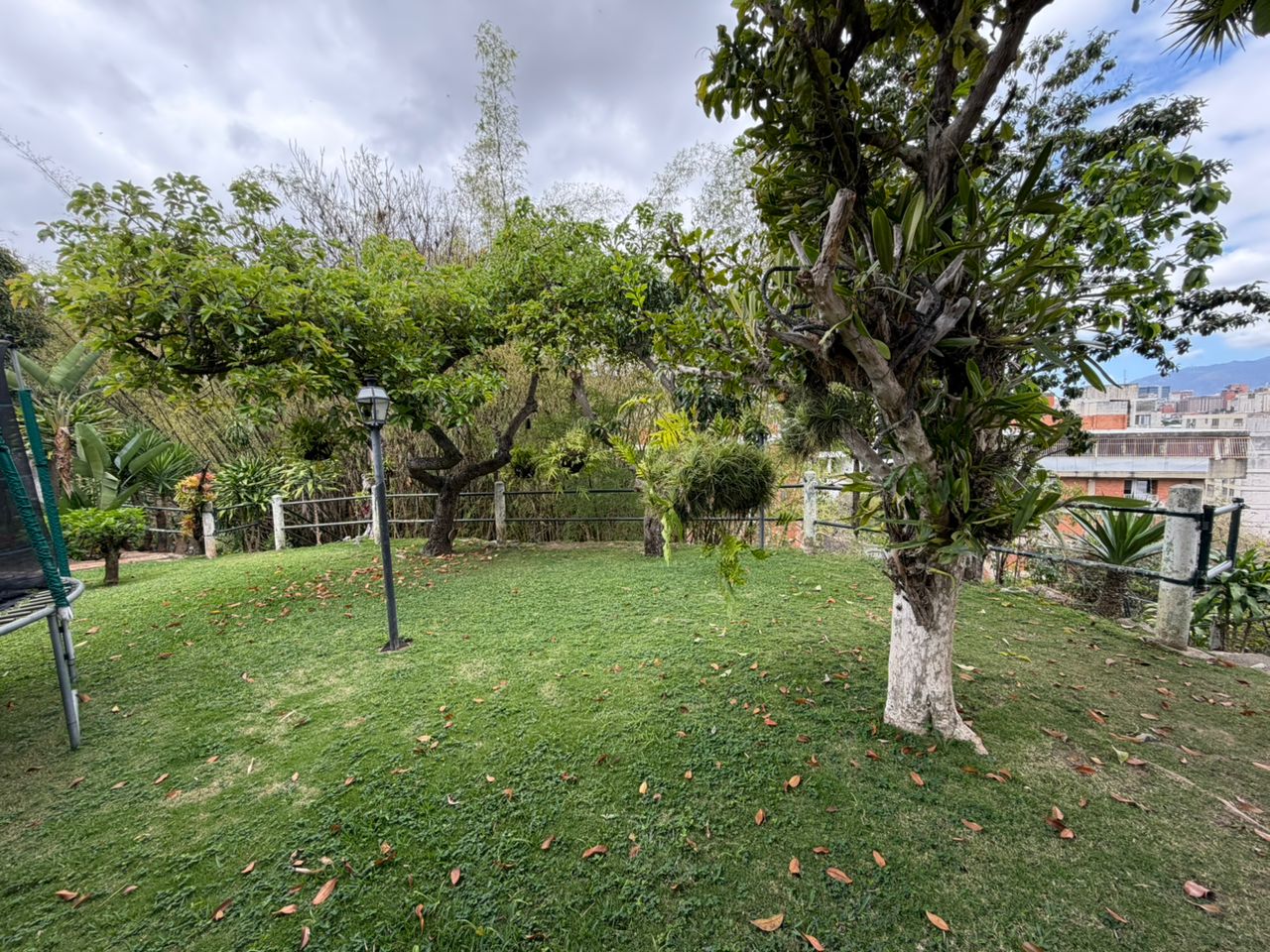 Se vende casa 1200m² 4h/4b/4p Lomas de Chuao 5