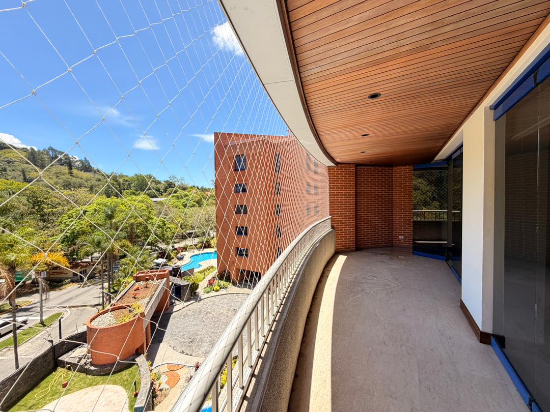 Se alquila Apto 331m² 4h+s/4b+s/4p La Lagunita 5