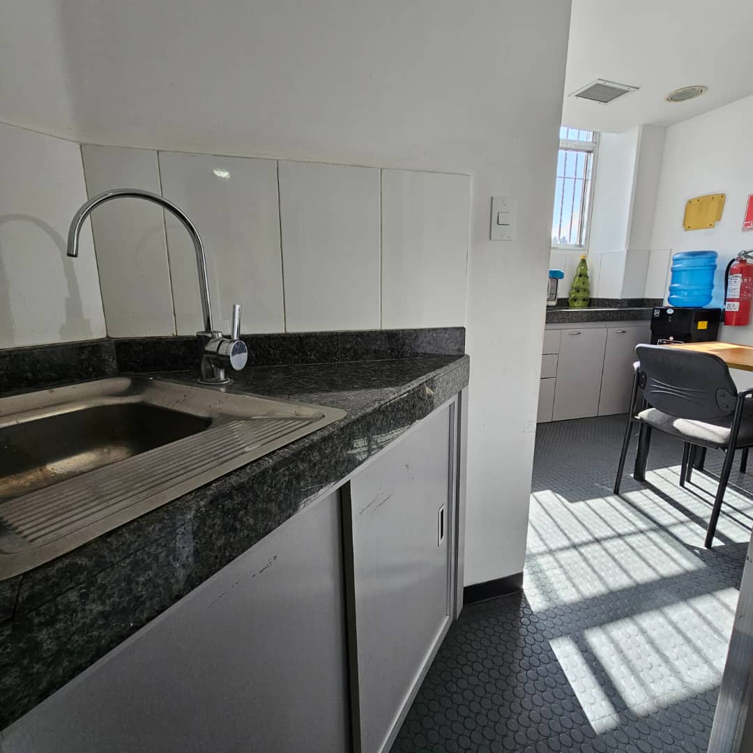 Se vende Oficina 480m² La Trinidad 4