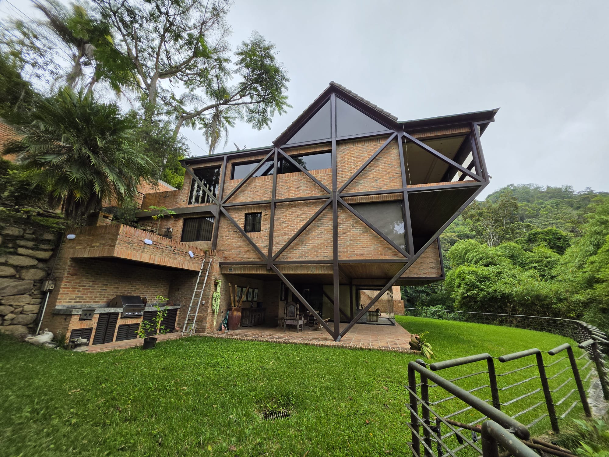 Se vende/alquila Casa 2.500m² 4h+2s/4b+2s/4p Oripoto 1