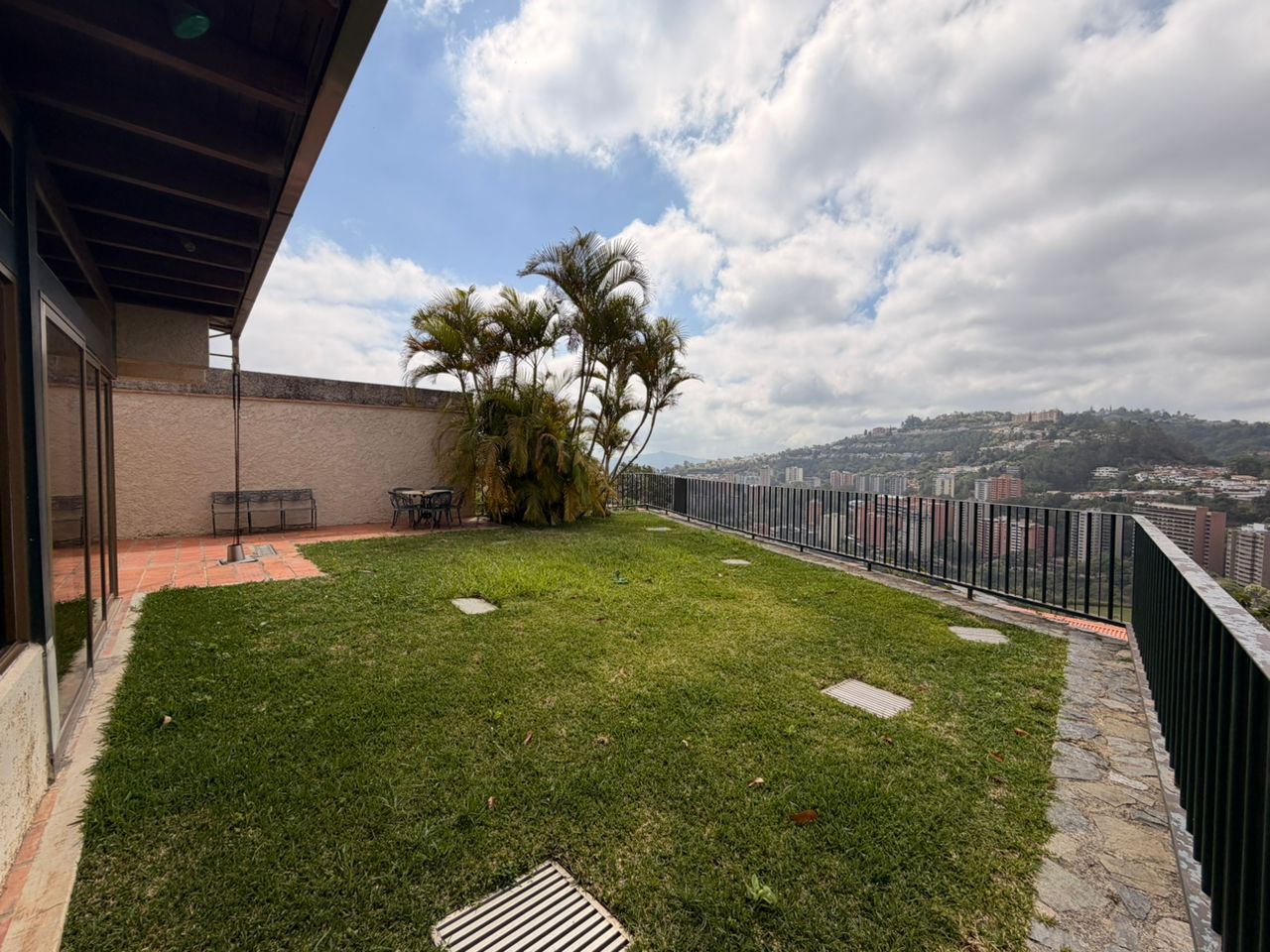 Se vende Casa 350m² 4h+s/4.5b+s/8p Los Naranjos del Cafetal 3