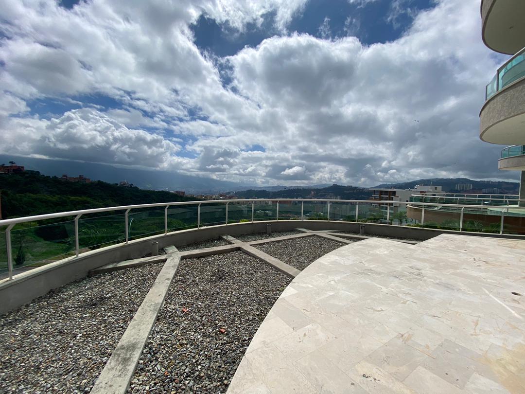 Se vende Penthouse 636m² 4h+2s/5b+1s/4p Mirador de los campitos 4
