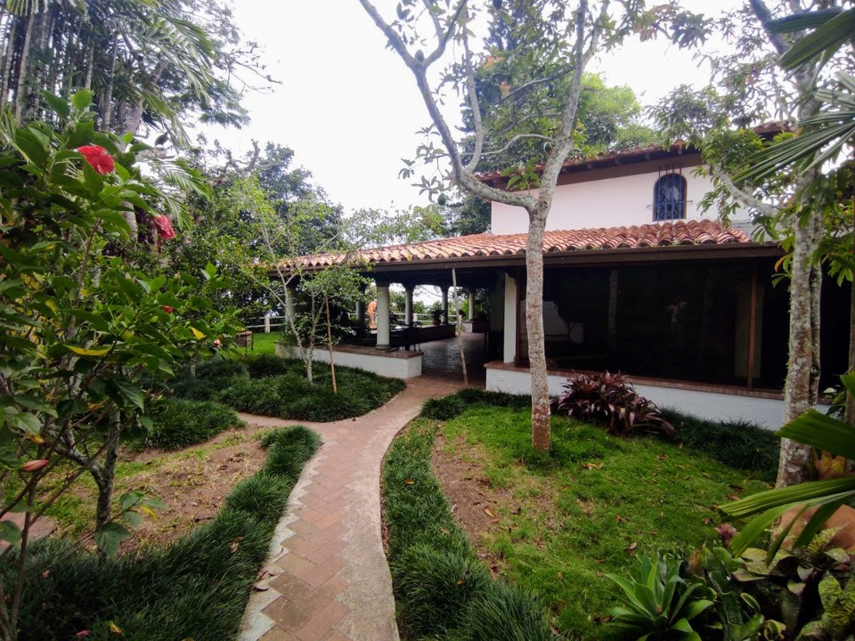 Se alquila Anexo 140m² 1H+E+2B+2E La Lagunita 5