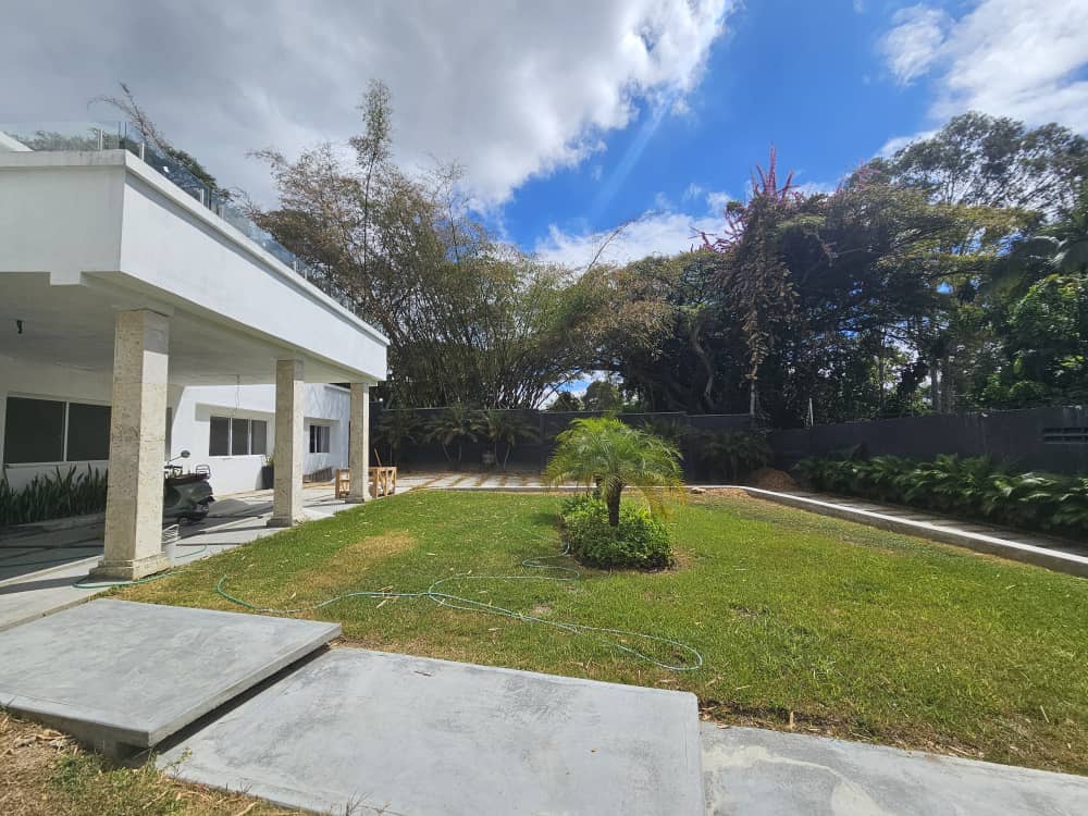 Se Vende/alquila casa 1600m² - 5h/7b/20p - Country Club 2