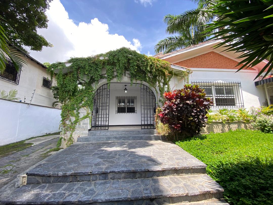 Se Alquila Planta Baja de Casa 480m² 4h+s/ 3b+s/4e en Altamira 1