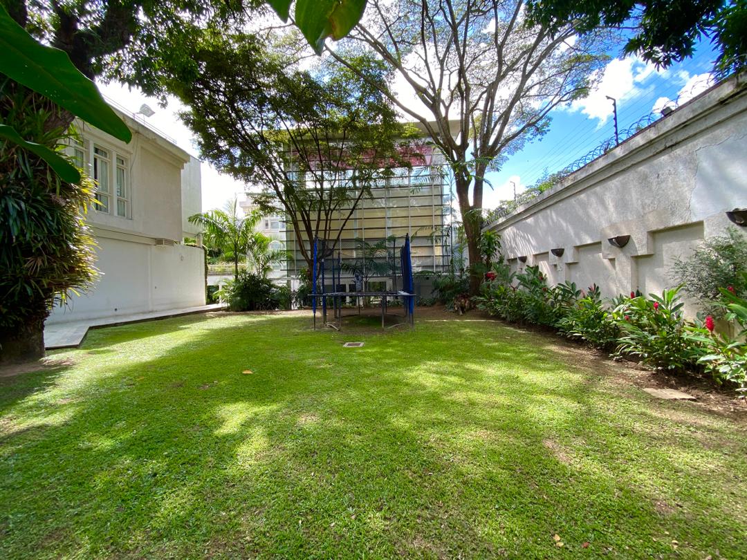 Se Alquila Casa 1400m² 5h+s/ 5b+s/ 10e La Floresta 3