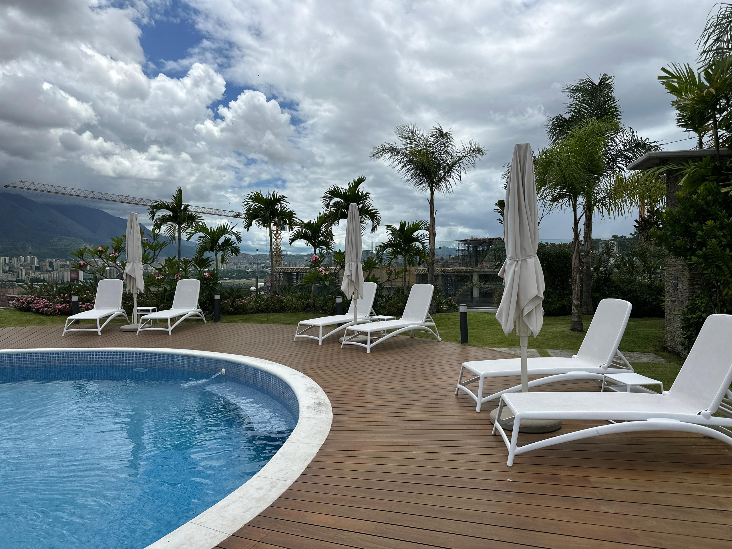 Se alquila Apto 109m² 2h/2b/2e Las Mercedes 2