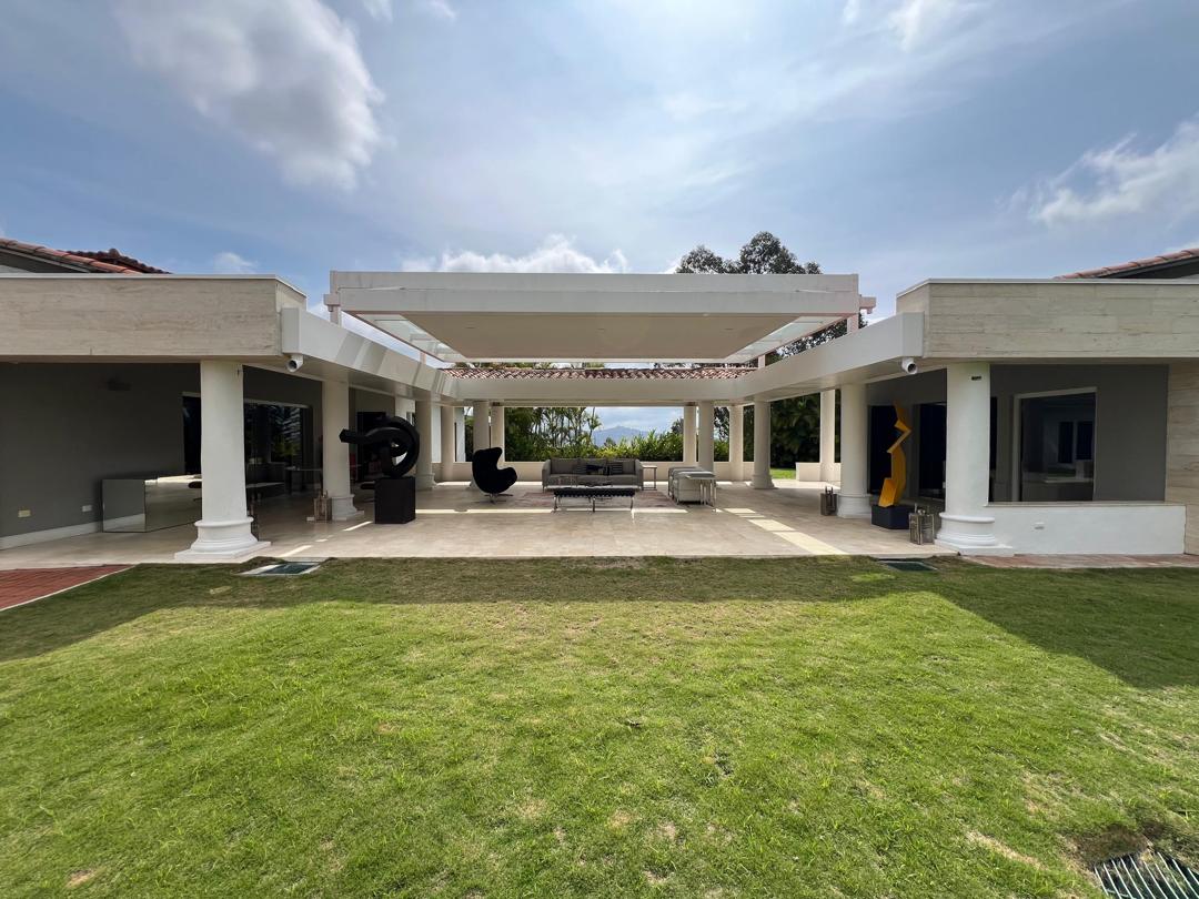 Se vende casa 830m² 4h+2s/5b+s/12p La Lagunita 1