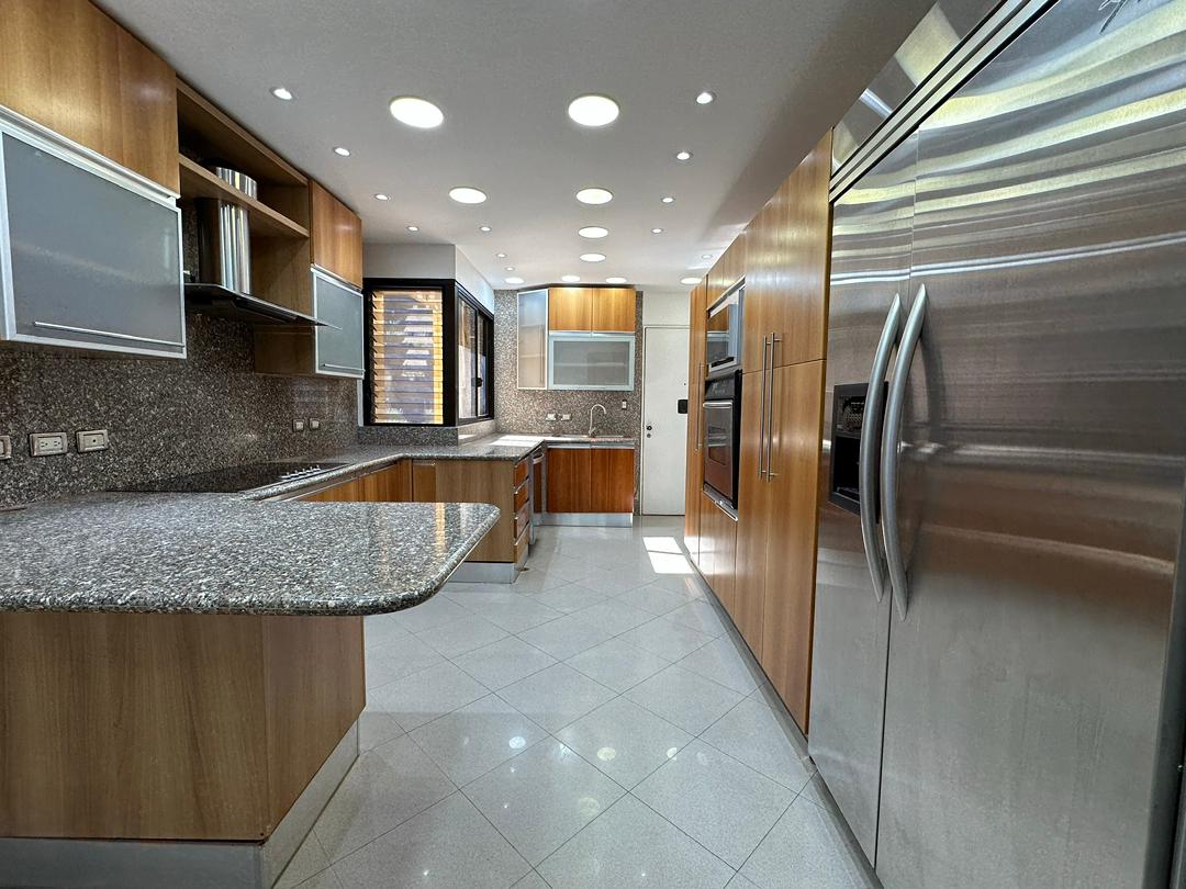 Se alquila apto 295m² 4h+s/3.5b+s/4p Lomas de San Roman 4