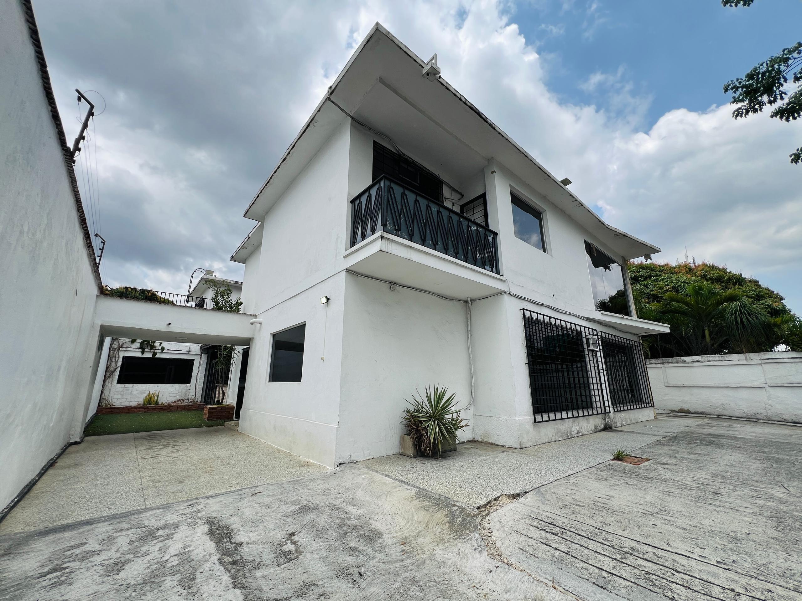Se vende casa 648m² 18h/3b/12p Chuao 1