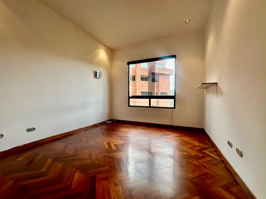 Se alquila Apto 278m² 4h+s/4b+s/4p Colinas de Valle Arriba 4