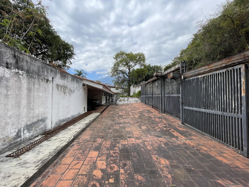 Se vende casa en Lomas de Las Mercedes 3000m² - 5h+2s/6b+2s/10pe 4