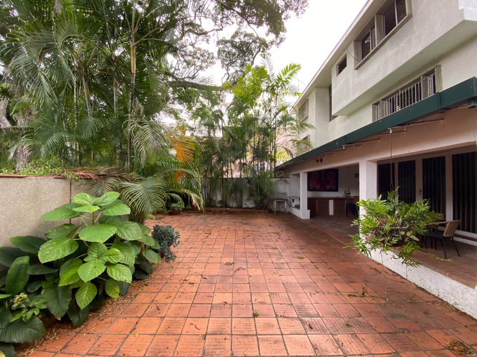 Se vende casa 1000m² 8h/10b/8e Altamira - Otras fotos