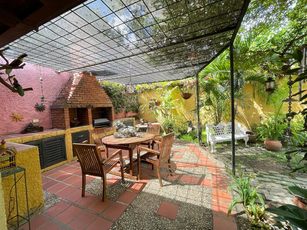 Se vende casa 630m² 4h+2s/3b+s/4e Los Palos Grandes - Otras fotos