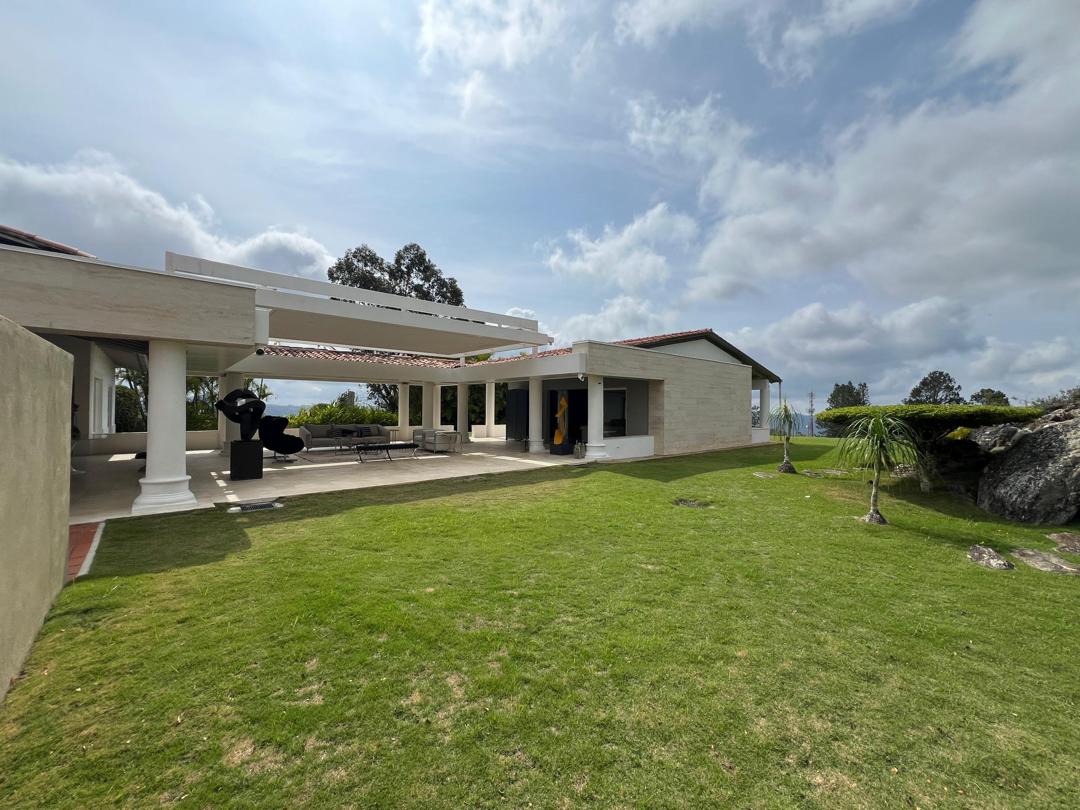 Se vende casa 830m² 4h+2s/5b+s/12p La Lagunita 2