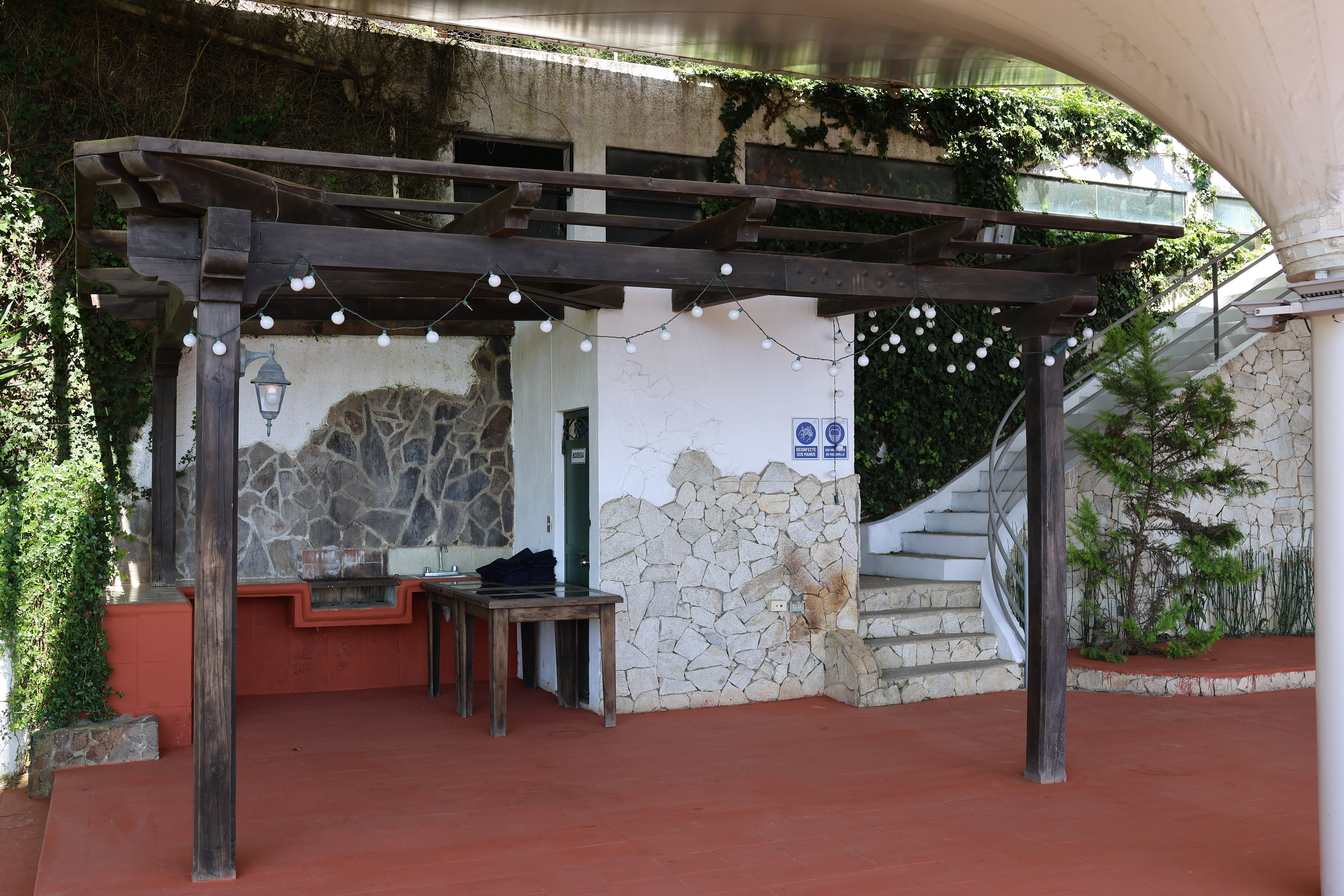 En renta Local ideal restaurante de carne con vista Antigua Guatemala - Miniatura 14