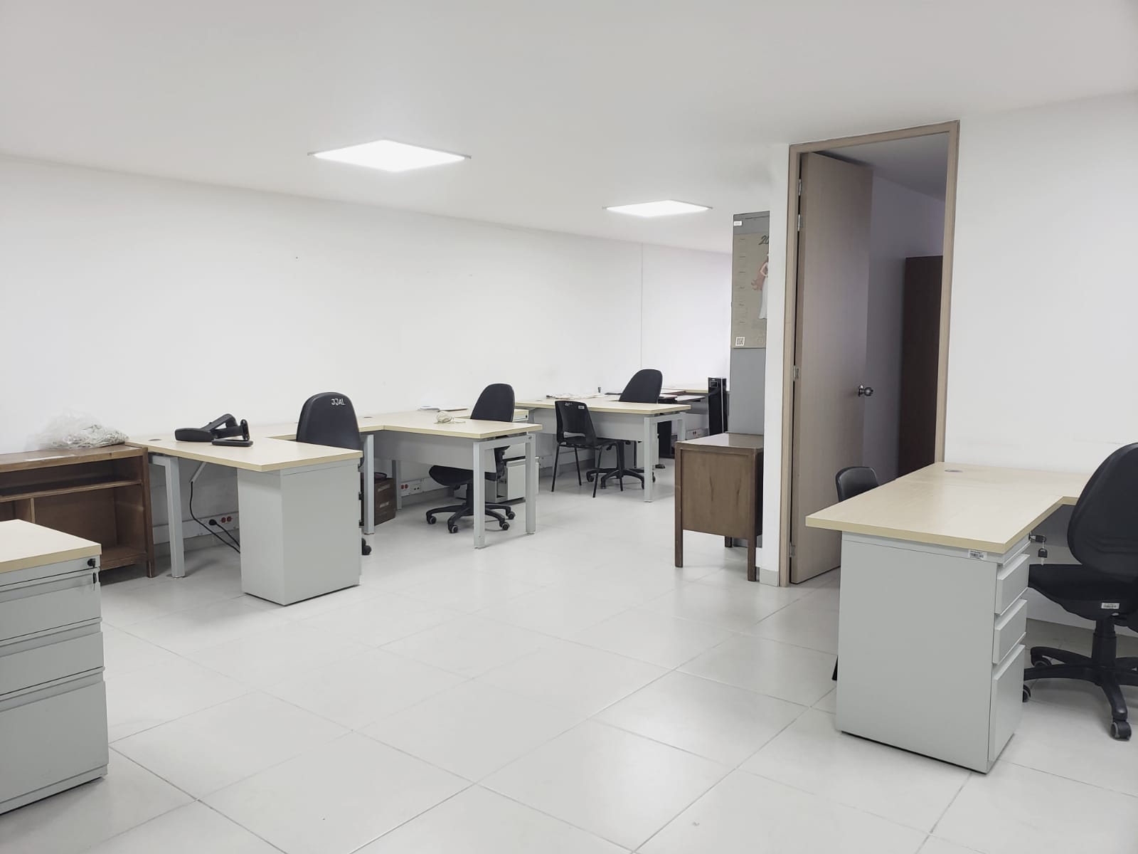 OFICINA EN VENTA O ARRIENDO EN MEDELLIN COD 7670 - Foto 3