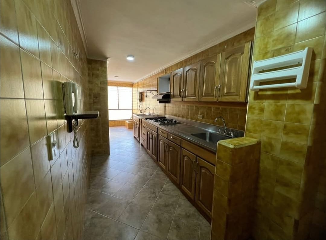 APARTAMENTO EN ARRIENDA EN LA AMERICA  COD 10417
