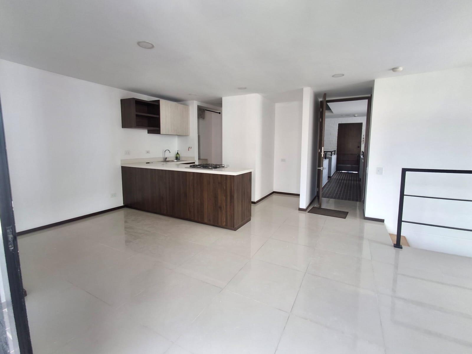 APARTAMENTO DUPLEX EN ARRIENDO EN SABANETA COD 10755 - Foto 2