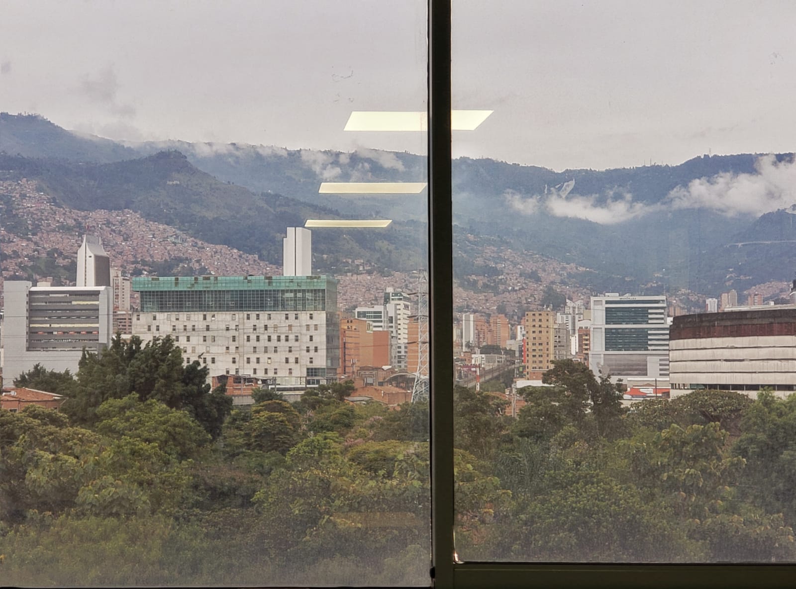 OFICINA EN VENTA O ARRIENDO EN MEDELLIN COD 7670 - Foto 9