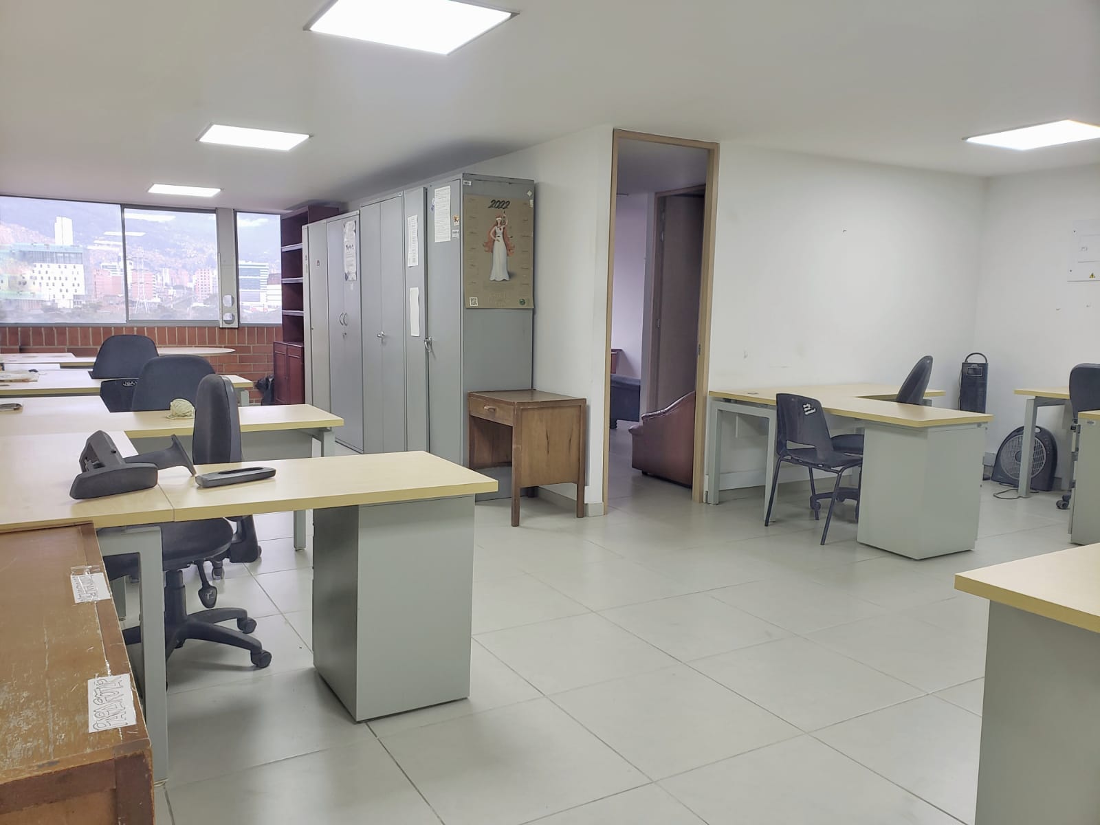 OFICINA EN VENTA O ARRIENDO EN MEDELLIN COD 7670 - Foto 4