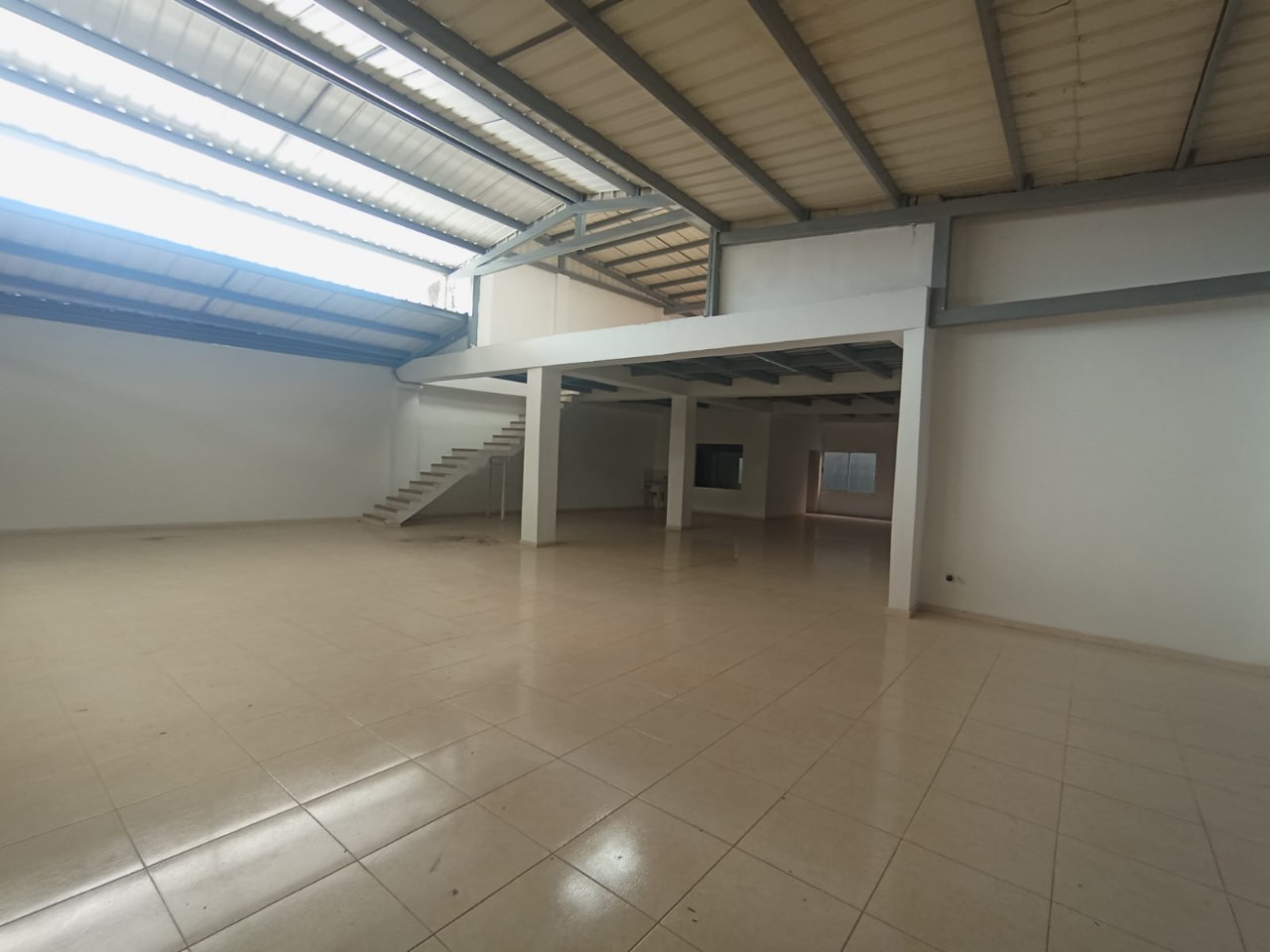 ALQUILER DE BODEGA 2do PISO BARRIO JUNIN