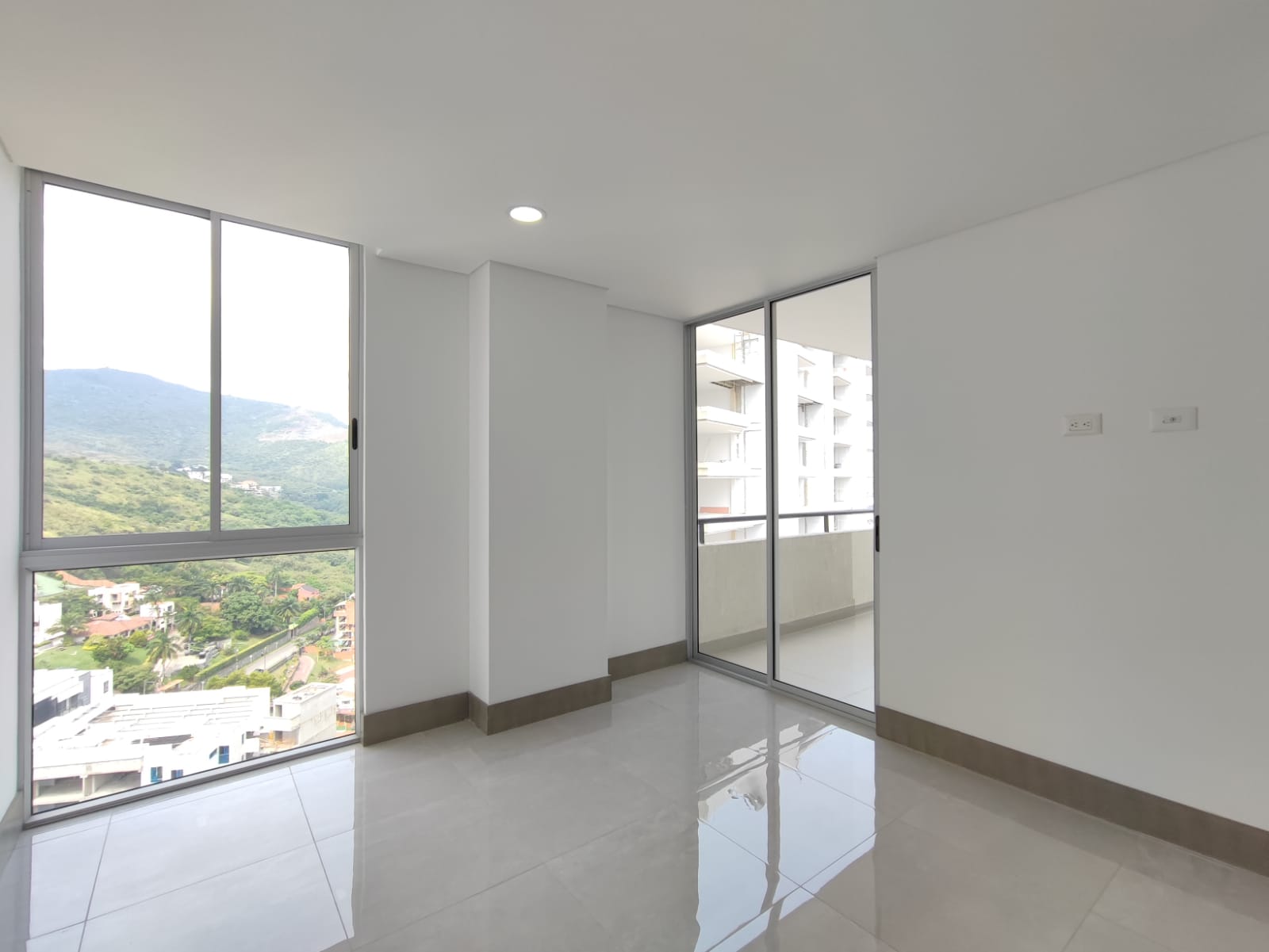 ALQUILER DE PENTHOUSE  EN EDIFICIO MIRADOR DE MENGA.