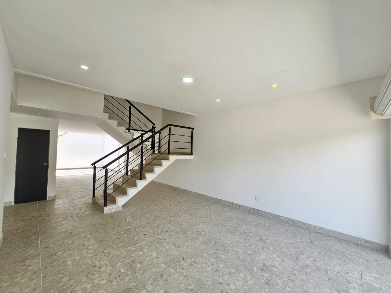 Alquiler Casa Comercial o Local Dos Niveles, Pampalinda.