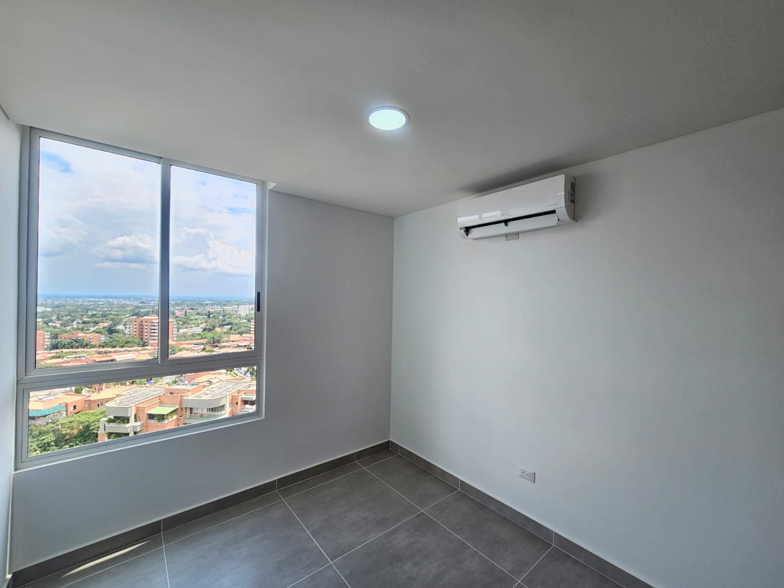 Alquiler Apartamento Nuevo Piso 14 Conj Saona, Ciudad Jardín.