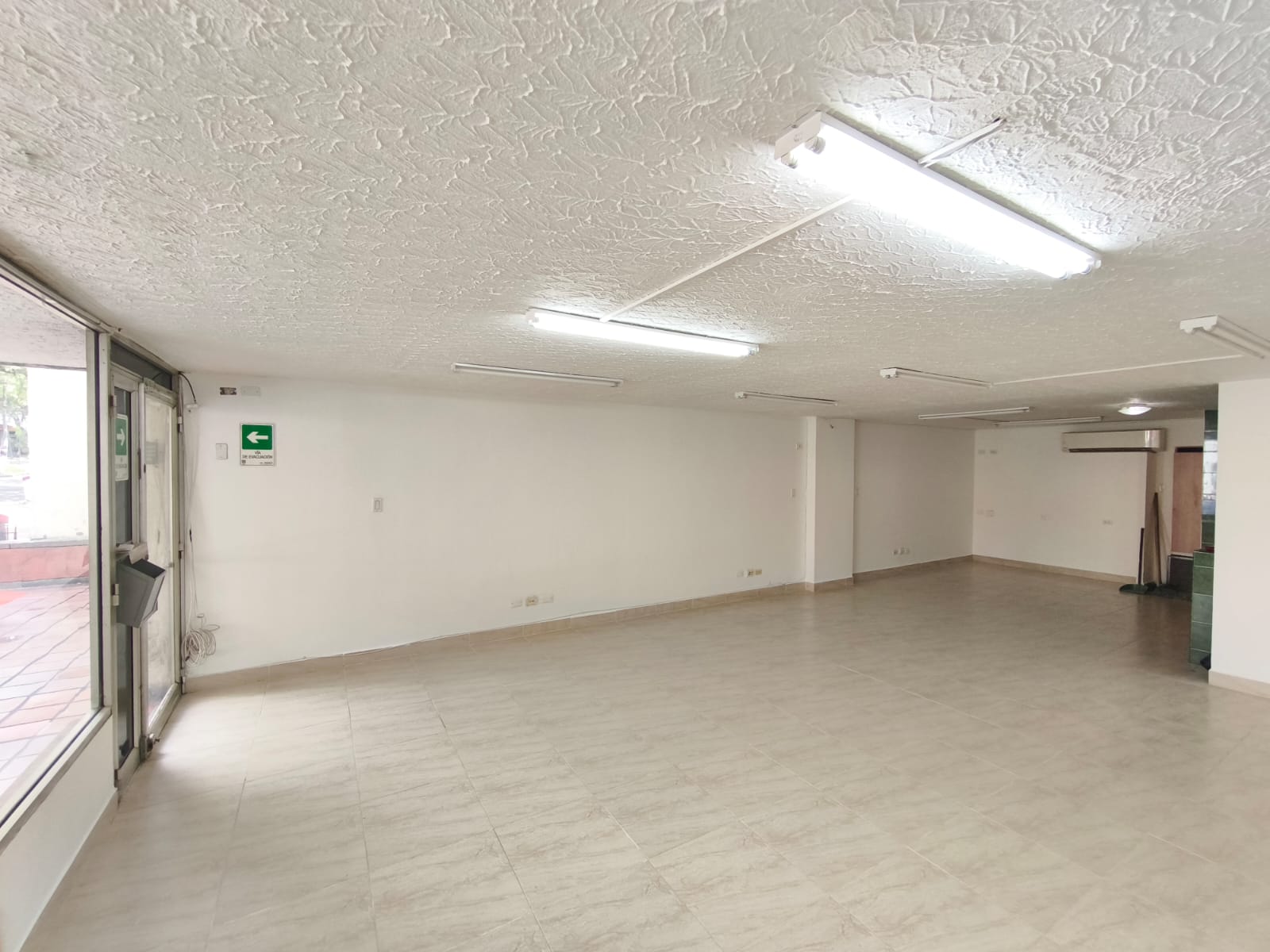 ALQUILER DE OFICINA  1er PISO EDIFICIO FARALLONES